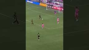 LIONEL MESSI EMBARRASSED GOALKEEPER WITH A CHIP 🍟 #football #soccer #shorts